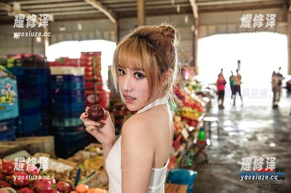 图册里的爱丝春天旅行，悄悄绽放出的每一页，彷佛一阵微风轻拂。