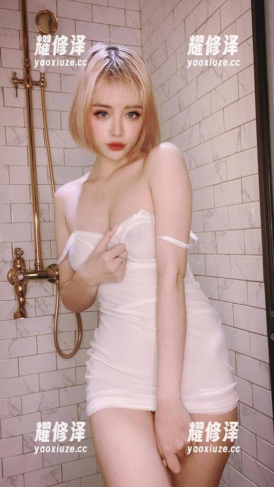 Byoru的写真在线专享：学妹在屏幕前，秋千、围巾、还有那不经意的侧脸，哎呦。