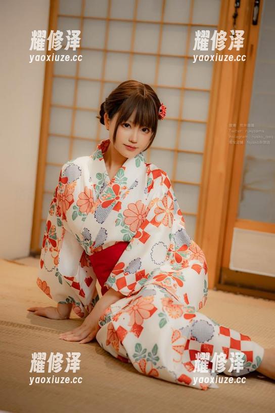 浴缸里的轻松时光：Nyako喵子的套图意外地舒服