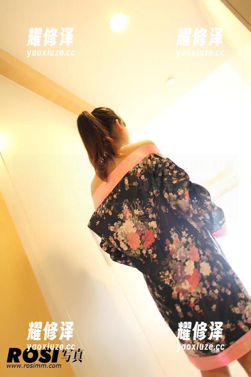 红色内衣VS黑色内衣的对决？ROSI的高清写真，让我想起了一场没完没了的“选美大会”。