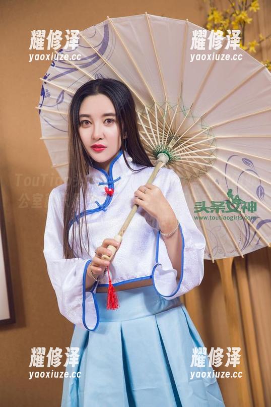 TouTiao头条女神 - 不要以为李丽莎的办公室就只是严肃的模样，里面暗藏的写真集将震撼你的眼球！