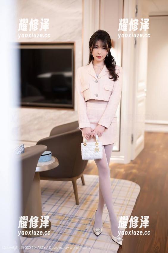 XIAOYU语画界 - 原图大揭晓！李丽莎的靓丽套装，快来下载吧，别让它溜走了！