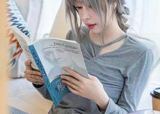 XINGYAN星颜社 – 黄寒娜的私房写真，职业装让人联想到某种不太正经的游戏。
