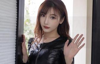 Xiuren秀人网 – 兔子NINA的泳池：资源让你随便玩，潜水前记得换好游泳裤！