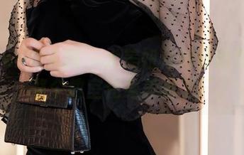 Xiuren秀人网 – 大美妞儿转身的那一刻，整个教室化身美图工厂。