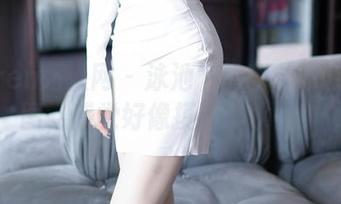 Xiuren秀人网 – 泳池下的甜七七私房美图，感觉好像摸到了水光！