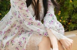 YouMi尤蜜荟 – Emily顾奈奈酱的高清粉色秀场，恍如身处一场轻松的云端聚会。