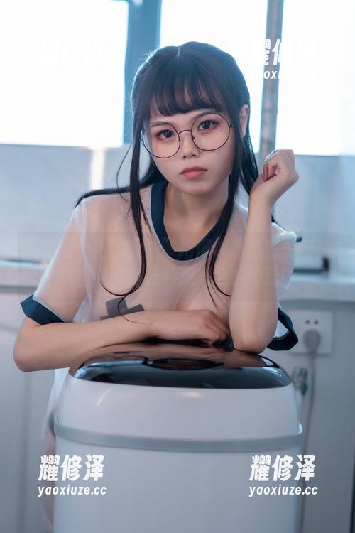 七月喵子把“学妹”拍得像刚从宣传册里跳出来，真有种想报名的冲动…