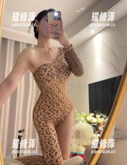 微密圈 - 天台上的烦恼？高清图册中的不爱笑的赛琳不说你也懂！