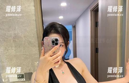 微密圈 - 不爱笑的赛琳的足部秀：这套图让我无法专心！