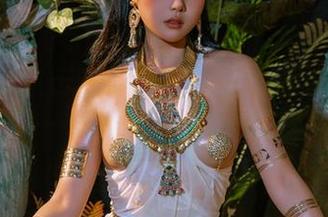 贺岁红兔！云溪溪的最新cos让圣诞变得更有趣……哦，想要一只同款兔子！