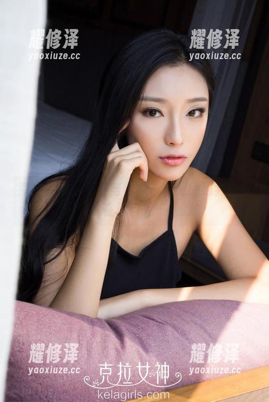 克拉女神 - 王睿与学妹在图库的约会：我们只是在玩自拍…是的！