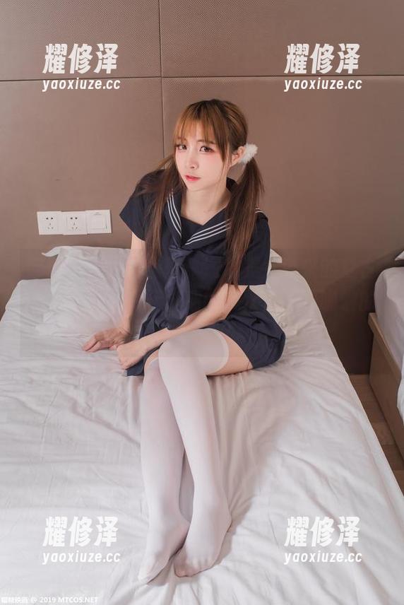 喵糖映画的网盘里，短发美女带来的复古写真，如同一杯过期的汽水，噼里啪啦的！