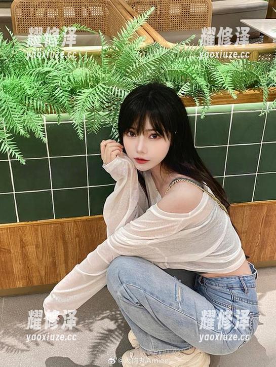 套图里的大肉丸Amiee：裸足，不只是姿态