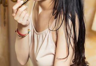 头条女神 – 不得不说，曼苏拉娜的金色比基尼分享，让我觉得好奇又有趣。