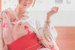 与其说是清纯，不如说是戴着面具的宅夏yoko，私房图包总有些小秘密？