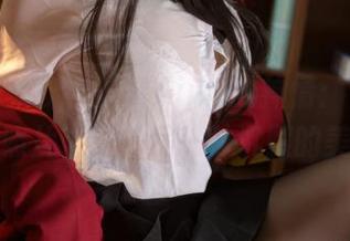 和服的柔软与安食Ajiki的神情：合集里的照片讲述的是一种沉默的美。