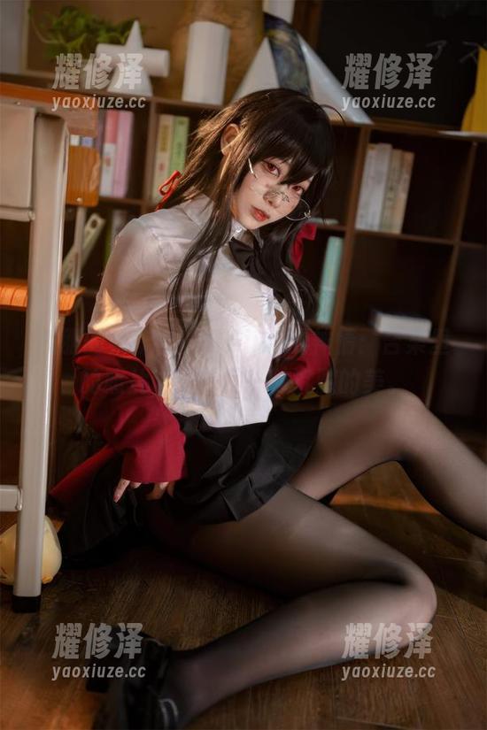 和服的柔软与安食Ajiki的神情：合集里的照片讲述的是一种沉默的美。