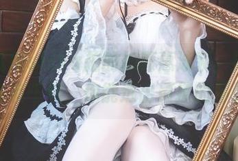 看小鹿鹿shika拍的加藤惠泳装，原图和精选各有千秋，你能选出最撩的那张吗？