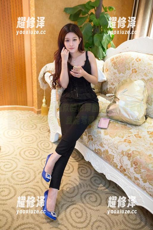 推女郎 - 来看连欣的吊带图包，心里其实默默衡量：我能驾驭得了吗？