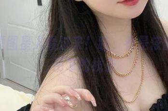 福利原图星人看过来！哇，看是依酱呀这吊带的线条