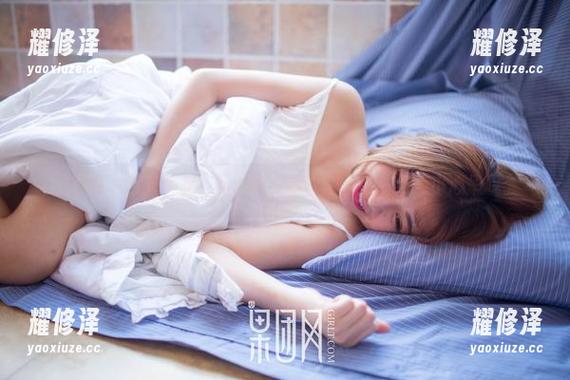 果团网 - 那双美足，甜Abby的套图里藏着点点小心思呢。