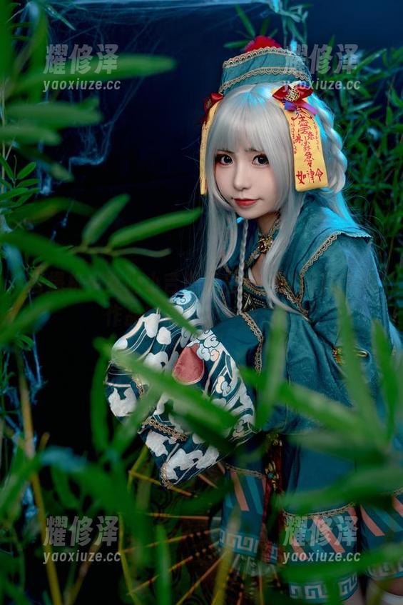 当爆机少女喵小吉邂逅白丝，这图库中的作品瞬间增添一丝俏皮