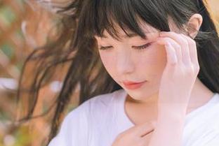 原图里的爆机少女喵小吉，带着点儿无辜与挑衅，罪恶王冠下的那份神秘气息，绝了。