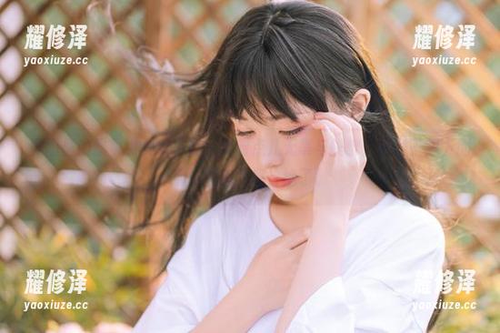 原图里的爆机少女喵小吉，带着点儿无辜与挑衅，罪恶王冠下的那份神秘气息，绝了。