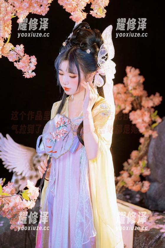 这个作品里，爆机少女喵小吉把甘雨的仙气拉到了极致，仿佛那片雪地都是她的！