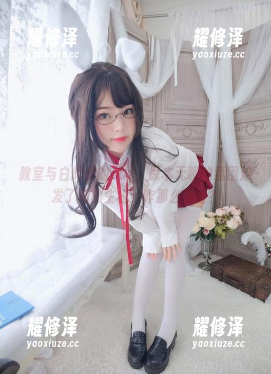 教室与白烨烨的cos，原本无聊的氛围焕发了新的生机！咋那么有趣？