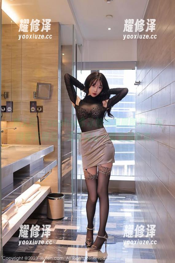秀人网 - sophie余冰的体操服图集，玩得毫无顾忌，无圣光让一切更加真实。