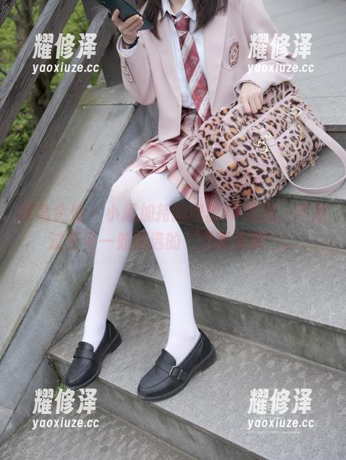 紧急企划 - 小恩加持的黑丝JK美图，不放过任何一处精选的“四面楚歌”。