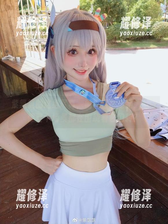 紫氯氯的这组写真，重点当然是腿，但好像整个场景都在围绕着它们转？