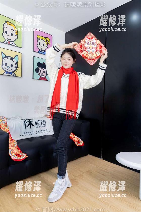 袜啵啵 - 拼了！甜甜圈难得的短白丝花絮，美图刷新了我的审美底线！