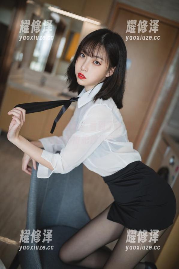 免费的比基尼图集？看到了许岚LAN的造型，我恨不得把沙滩也带回家。