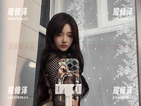 吊带穿在身，风吹裙摆飞，雯妹不讲道理最新套图更新，又有新高能了！