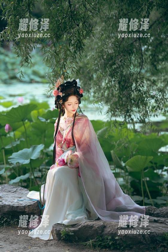 无圣光也能舞出风采，雯妹不讲道理的漆皮裹胸真绝了！