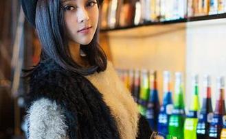 青豆客 – 绮里嘉的泳池写真集：连水都要为她心动