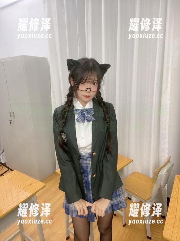 香草喵露露全套横空出世，西装与丝袜的搭配堪忧，原图中透着小心机。