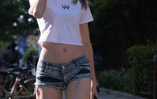 魔镜街拍 – 在寒风里还敢秀？婷婷的肉丝圣诞写真图册，给你一剂暖心良药。