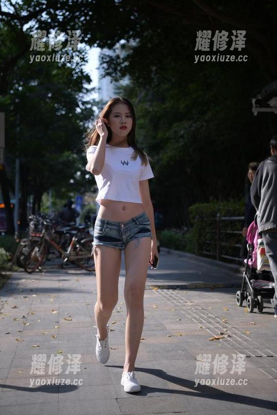 魔镜街拍 - 在寒风里还敢秀？婷婷的肉丝圣诞写真图册，给你一剂暖心良药。