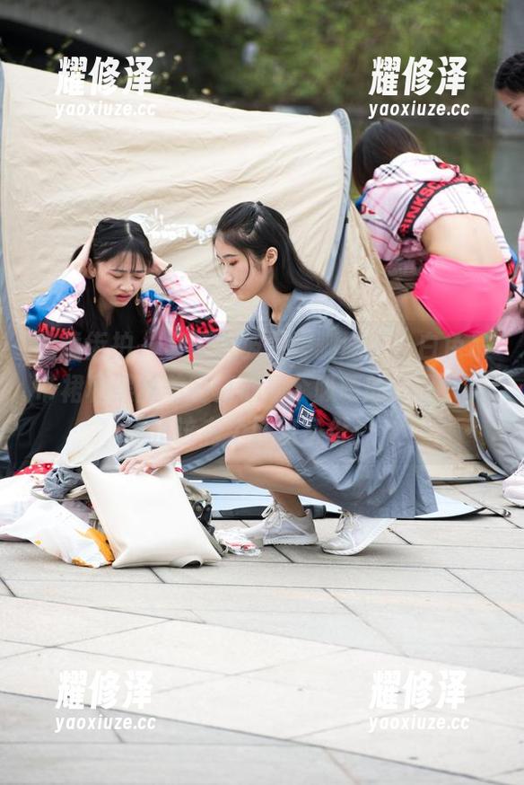魔镜街拍 - 又一次被婷婷驯服了，白色吊带裙和黑丝美腿真心是个吸睛的作品，真正该有个网盘备份！