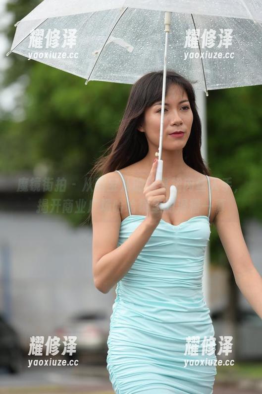 魔镜街拍 - 从萌宝儿的包臀裙肉丝入手，揭开商业广场哈哈镜里的滑稽一幕