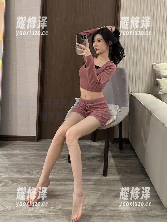 微密圈 - 在灰色后妈裙的守护下，黎允熙的写真充满仗义与玄机！
