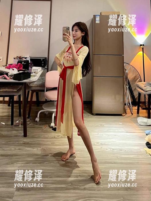 微密圈 - 看黎允熙baby的jk红裙，分享图集的同时，我只能感叹，果然红色是个大胆的选择。